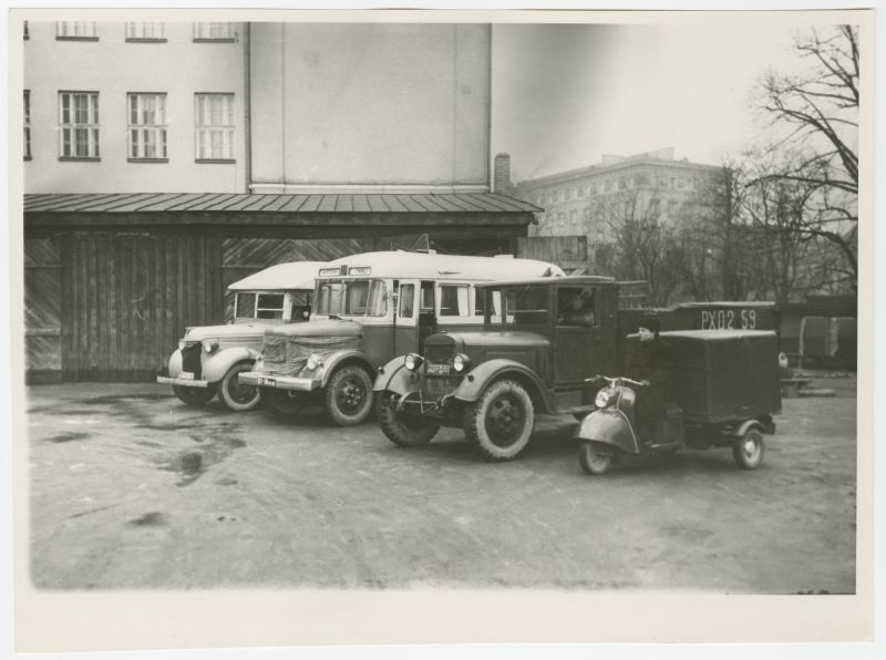 Tallinna Merekooli bussid, veoauto ja kastiga mootorroller kooli hoovis