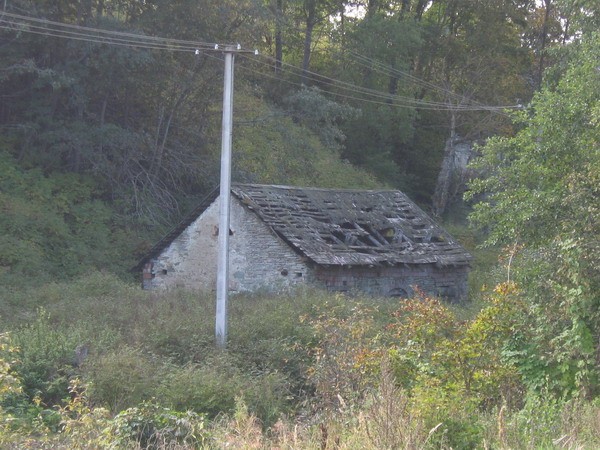 Pada manor waterwater house support building