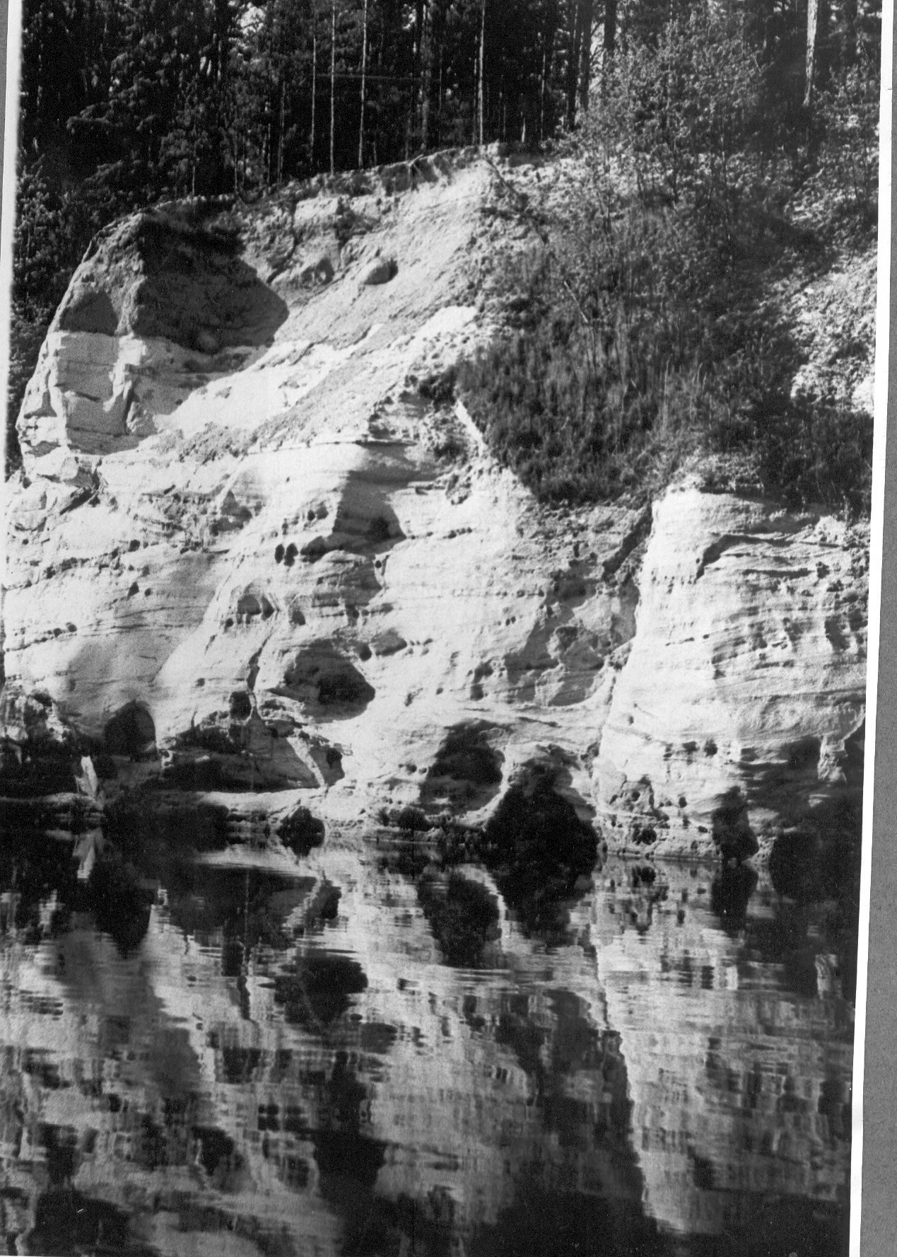 Foto. Liivakivi paljand  Saesaare paisjärve kaldal 1960.aastal.