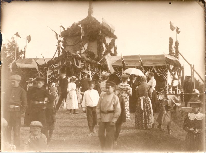 Foto. Põllumajandusnäitus Haapsalu Lossipargis XX saj. alguses. u. 1913.a. Mustvalge.