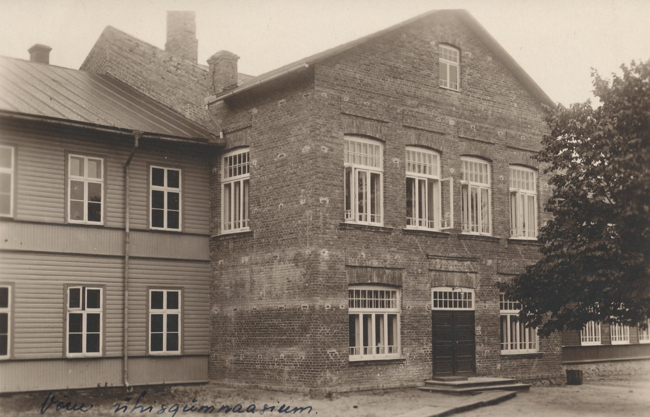 Fotopostkaart Võru Gümnaasiumi hoonest 1929.a. O.Haidaku fototrükk
