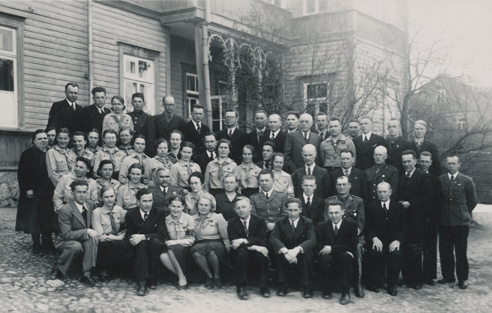 Foto. Võrumaa õpetajate seminar Võru I Algkooli ja II Algkooli õuel  Jüri tänaval 1936-1938.a.J.Wariku foto.