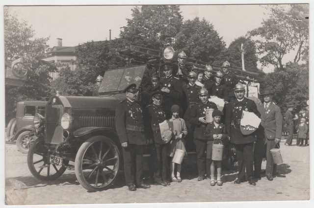 Tallinna VTÜ I jaoskonna liikmed tuletõrjeauto juures enne karbikorjanduse alustamist