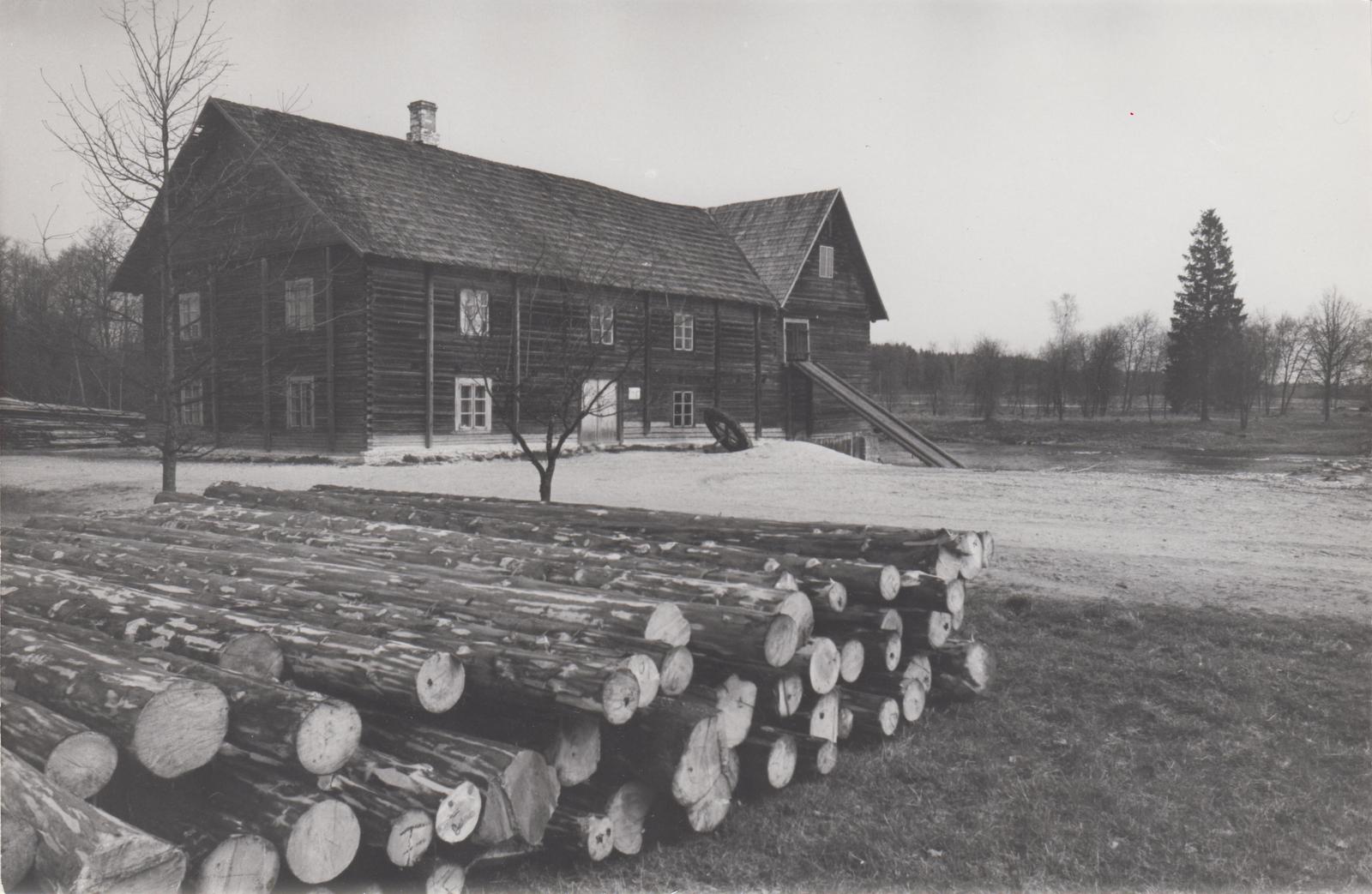 C. R. Jakobsoni Talumuuseumi hooned. Vaade veskile lõunast.