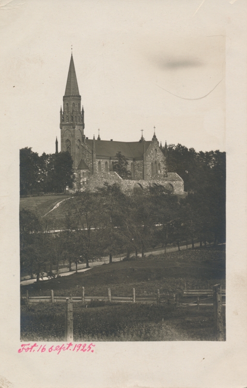 foto, Viljandi, vaade Valuoja aiandi kohalt Pauluse kirikule, 1925