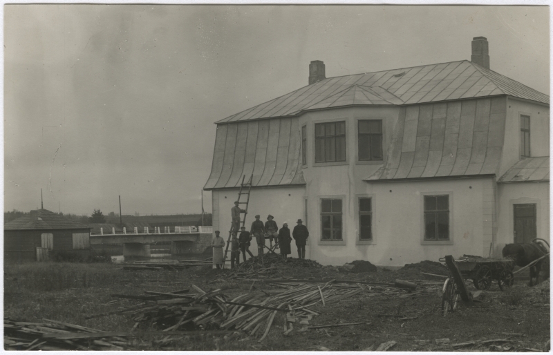 Õpetaja Nuudi elamu ehitustööd - vaade hoonele. Maja ees grupp, teiste seas puusepp Ants Altmäe.