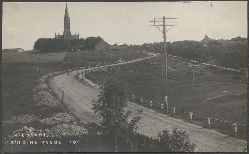 fotopostkaart, Viljandi, Vaksali tee, Pauluse kirik, munakivihunnikud, vaade Kantreküla poolt u 1910 foto J.Riet