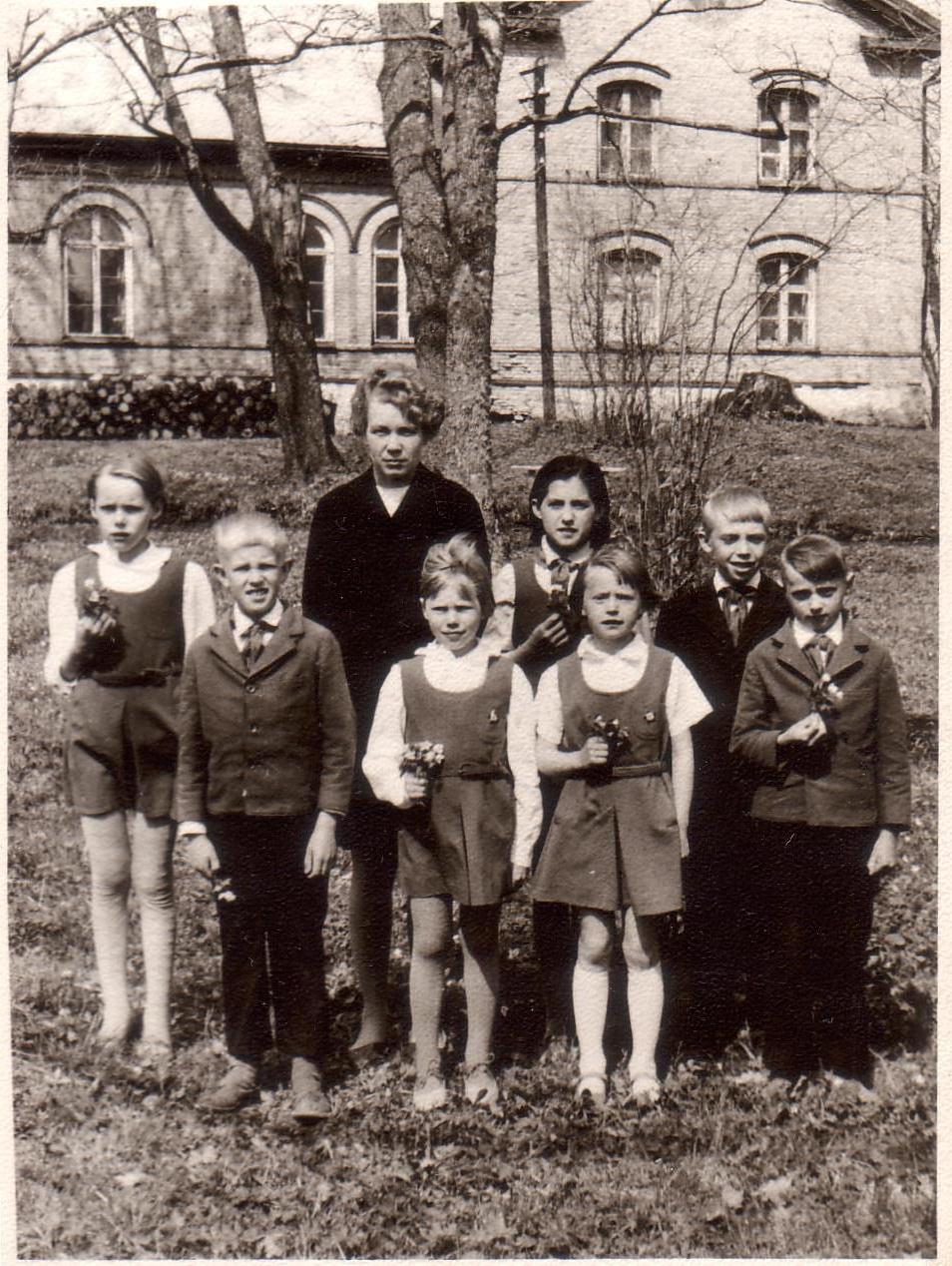 Lasila primary school.Herta (Allik) Vaher with a Russian set of students in 1969. 
