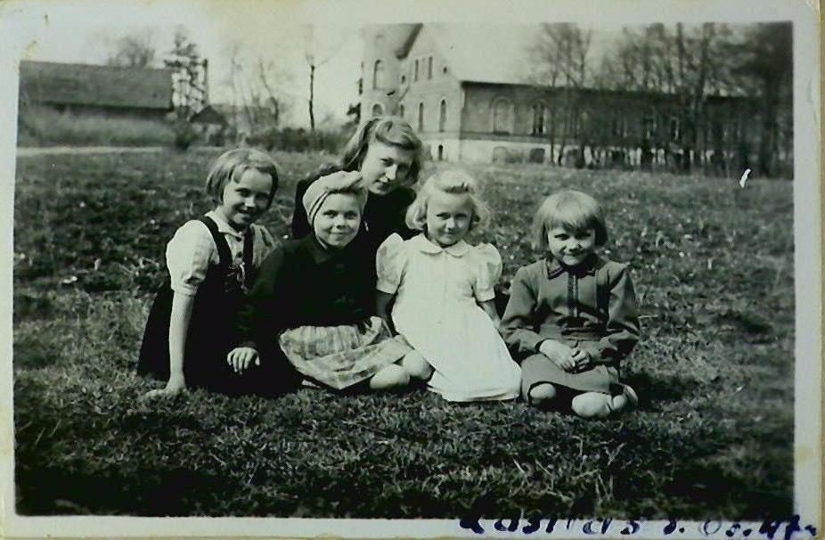 Lasila.view the manor by the park. Teacher Lilli-Helene (Karus) Karrik with students in 1947