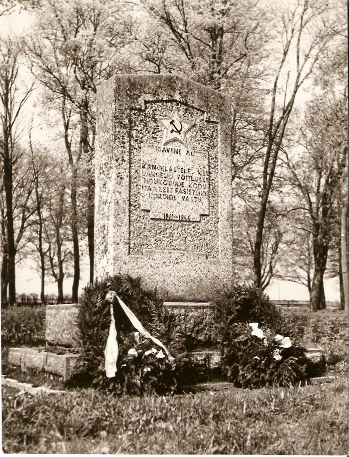 Uhtna. Suures Isamaasõjas langenute vennashaua monument