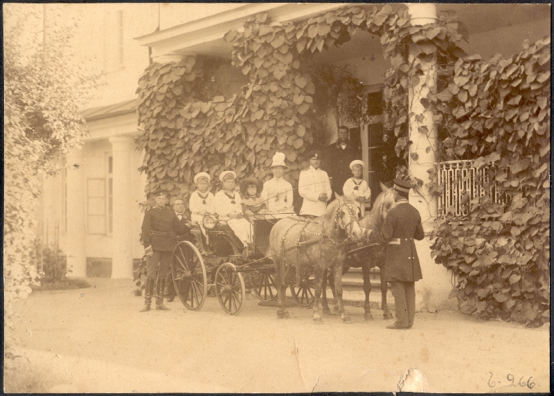 Foto. Suurvürst Vladimir Aleksandrovitši ja tema perekonnaliikmed saatjaskonnaga De la Gardie lossi ees kahehobuse tõllas, F: P. Lanz, 1886