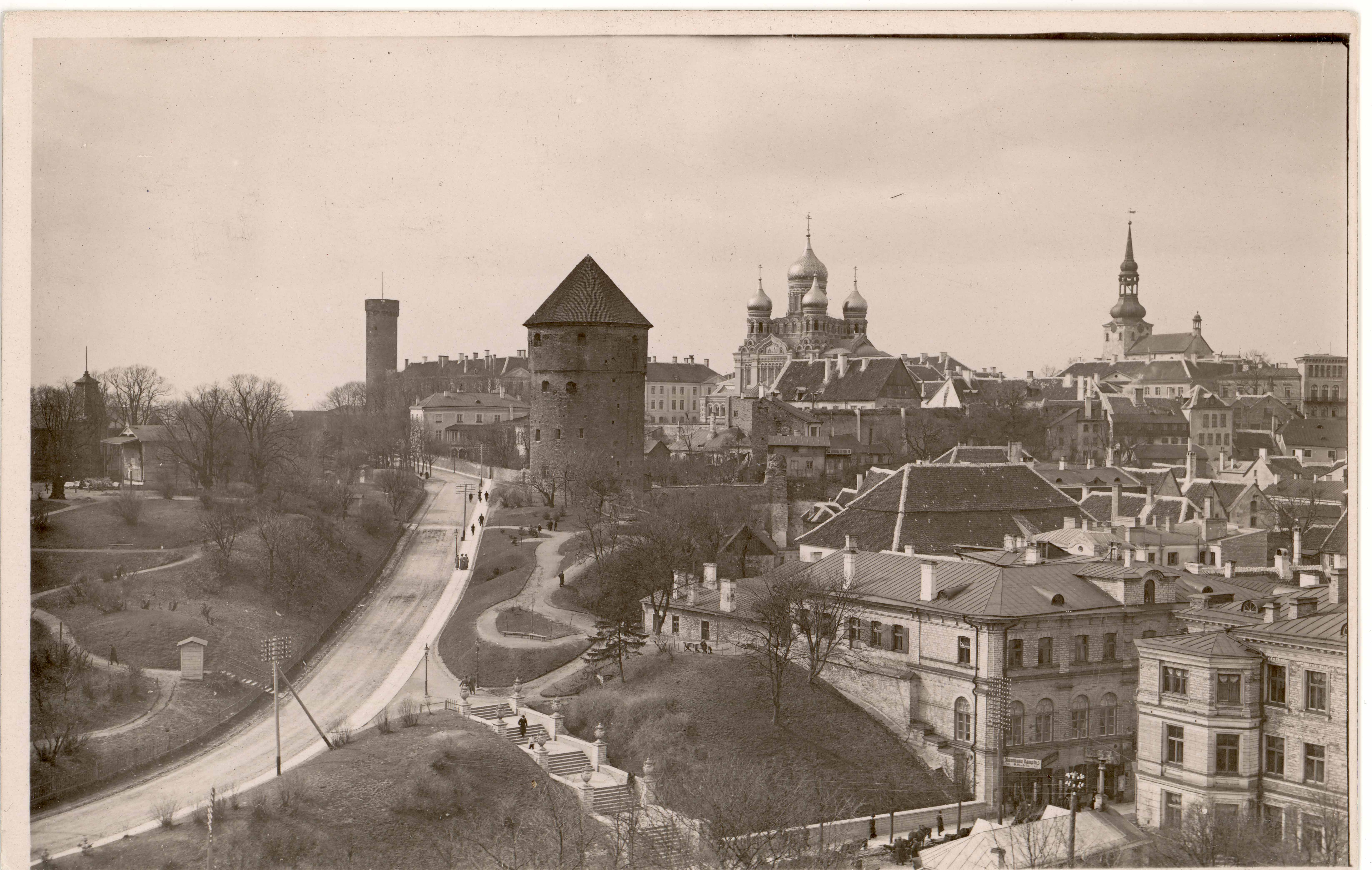 Toompea and Old Town from SO from the tower of the Jaan Church. At the forefront of the Harju Mount, Kiek in de Kök. In the back of Long Hermann, Nevski Cathedral and Toomkirik