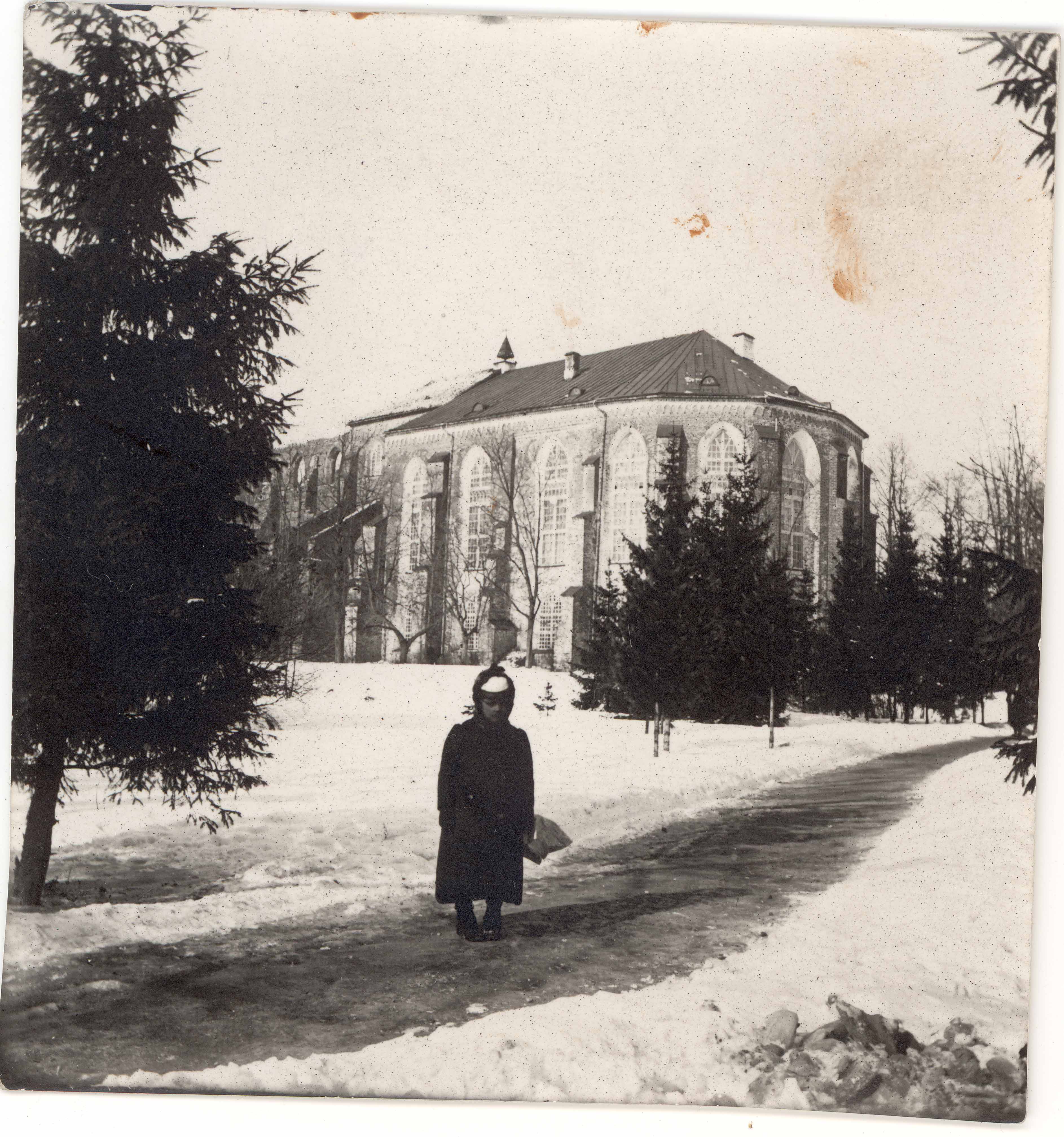 Castle tn 25. End. The library of the University of Tartu in the choir room of the Toomkirik. View from SO in winter. In the picture unknown woman