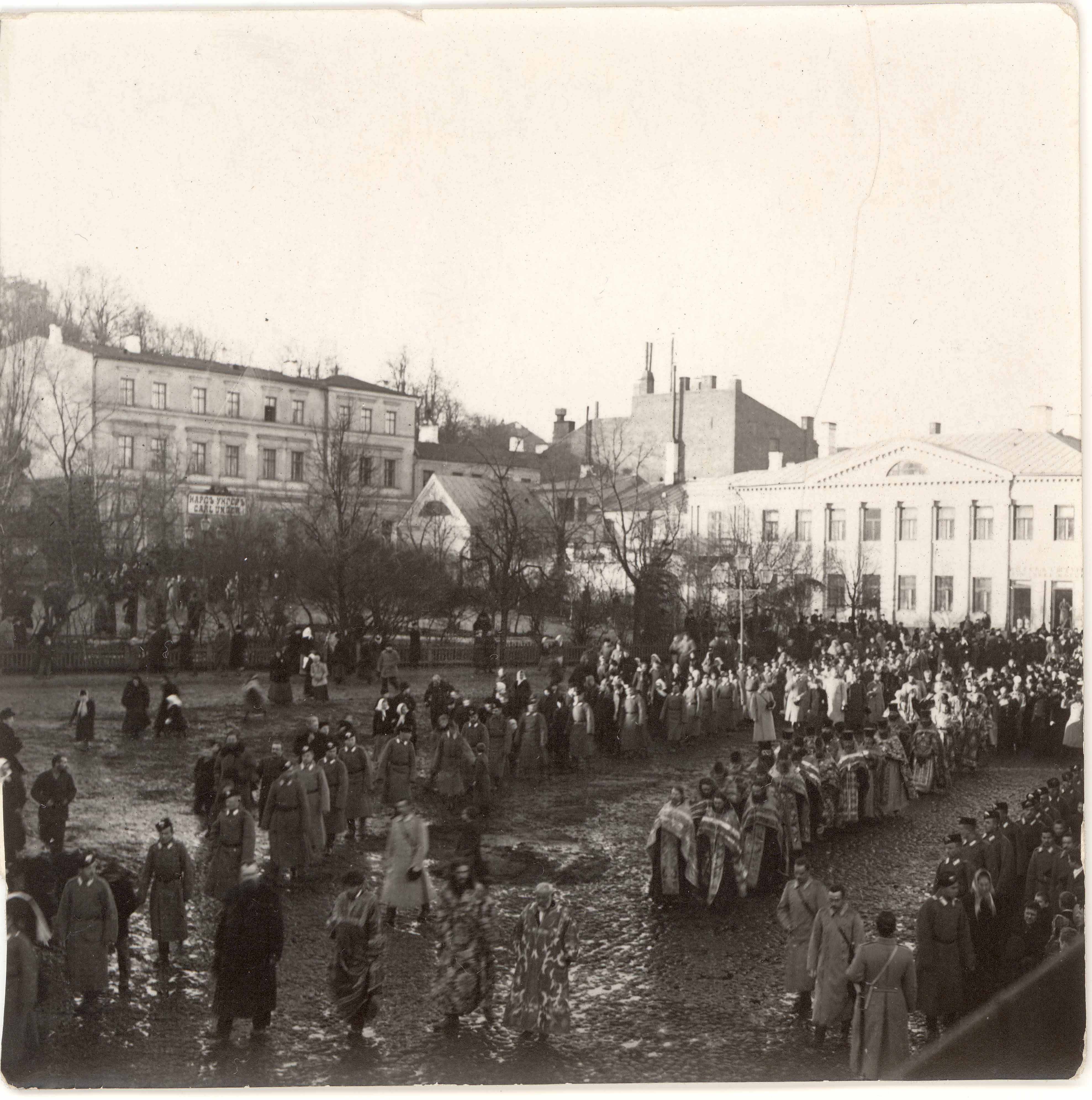 Procession on Barclay square in front of the Kauba Hove (degraded) on Küüni Street.