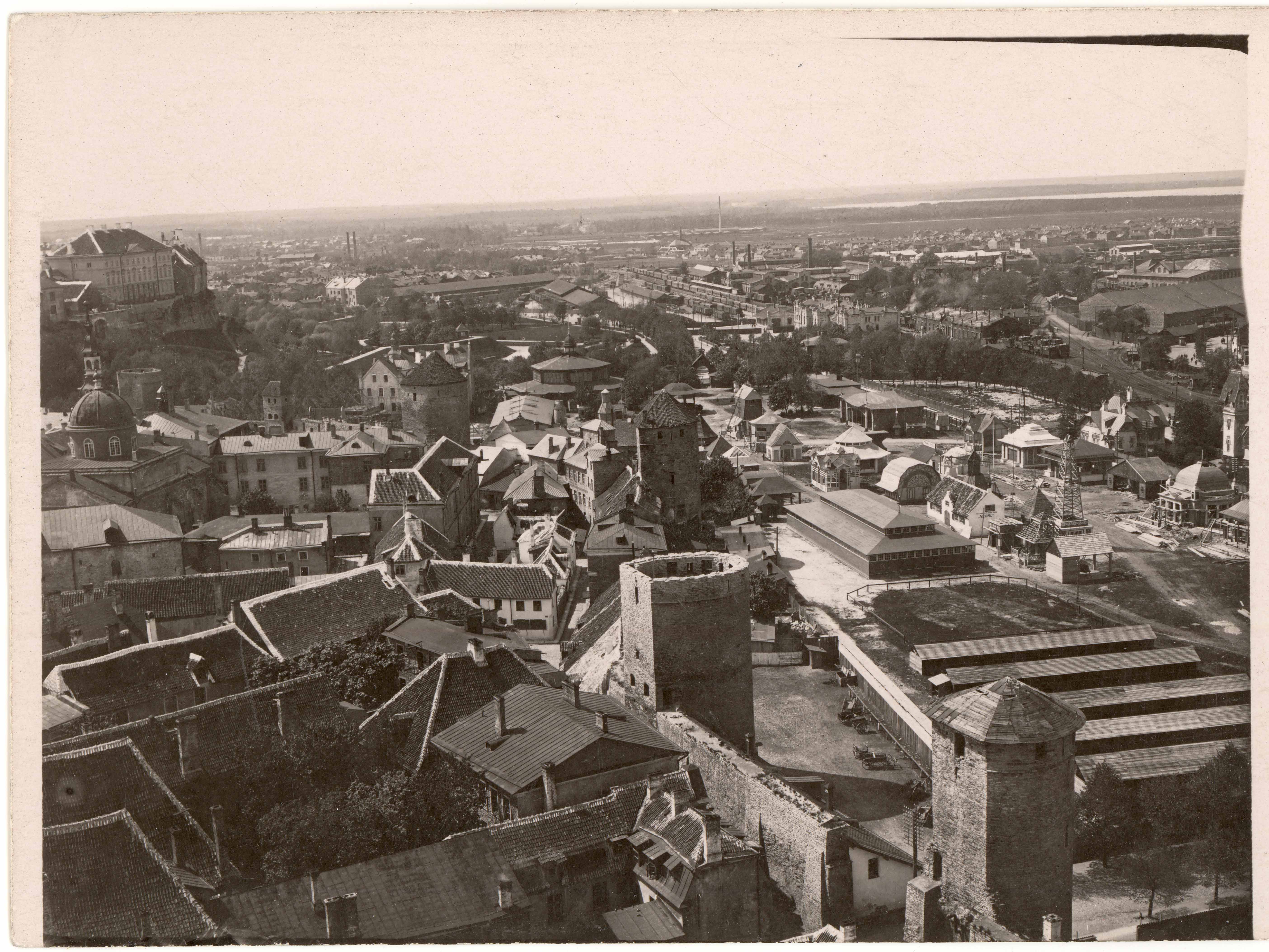 All-city. View of the no Tower of the Oleviste Church on the towers near the Laboratory Street and the Exhibition Square. From the right: Plate, Köismäe, Loewenschede, Nunnade, Golden Foot, Sauna and Nunnatorn. On the left side of the Stenbock house.