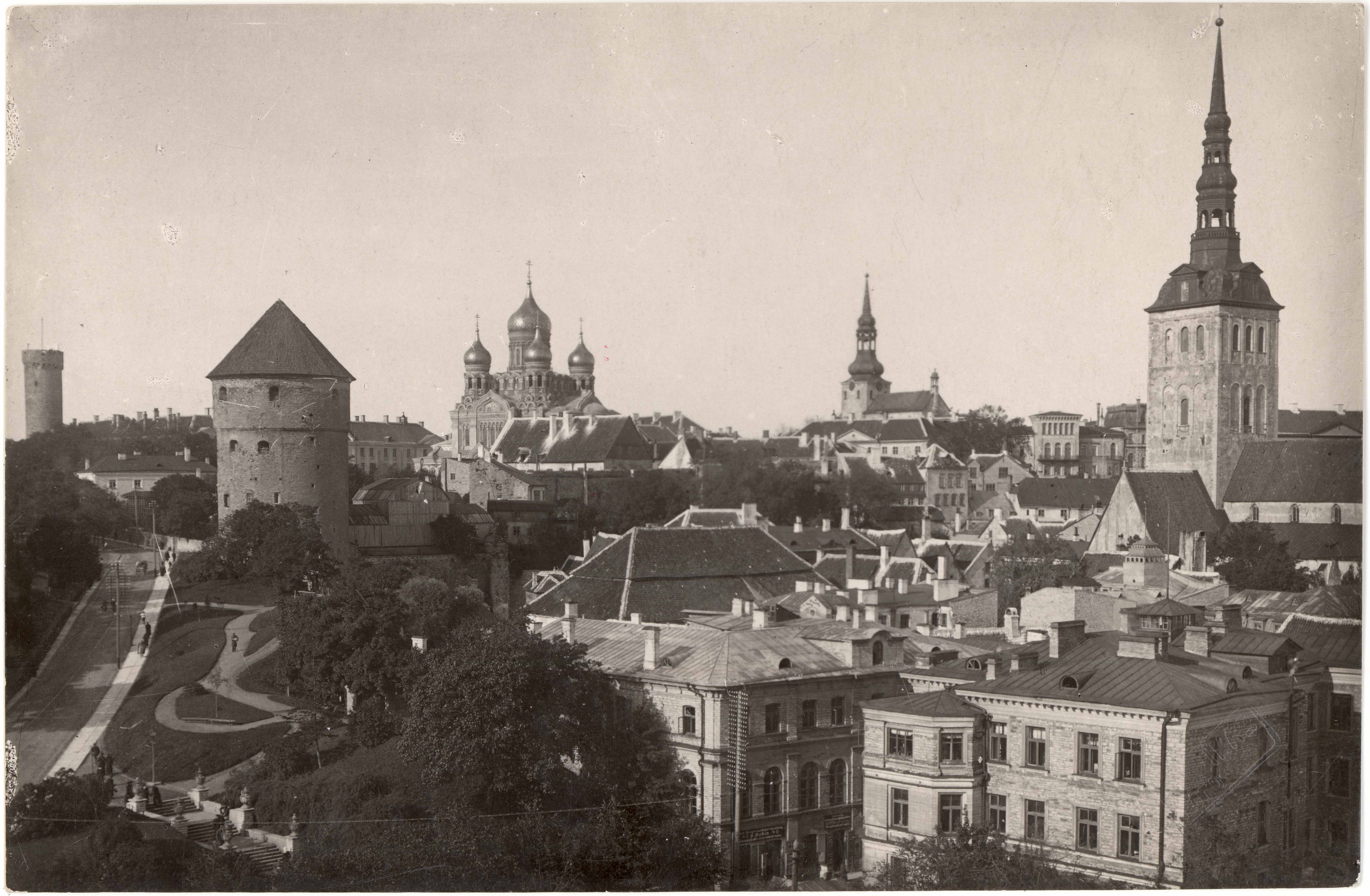Toompea and Old Town from SO from the tower of the Jaan Church. At the forefront of the Harju Mount, Kiek in de Kök. In the back of Long Hermann, Nevski Cathedral and Toomkirik