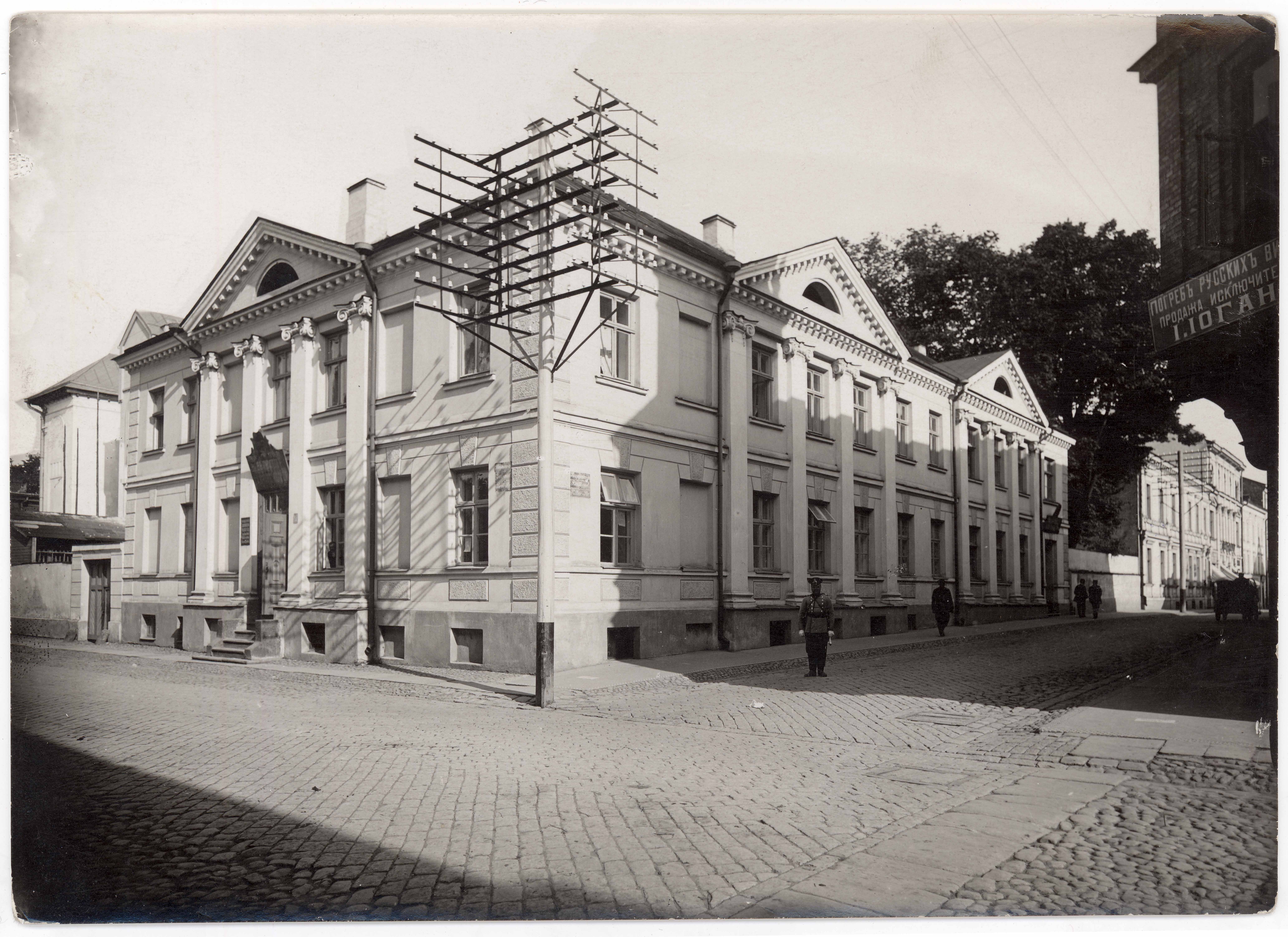 Wide tn 33/Rüütel 25. View of façades on both streets from wide tn