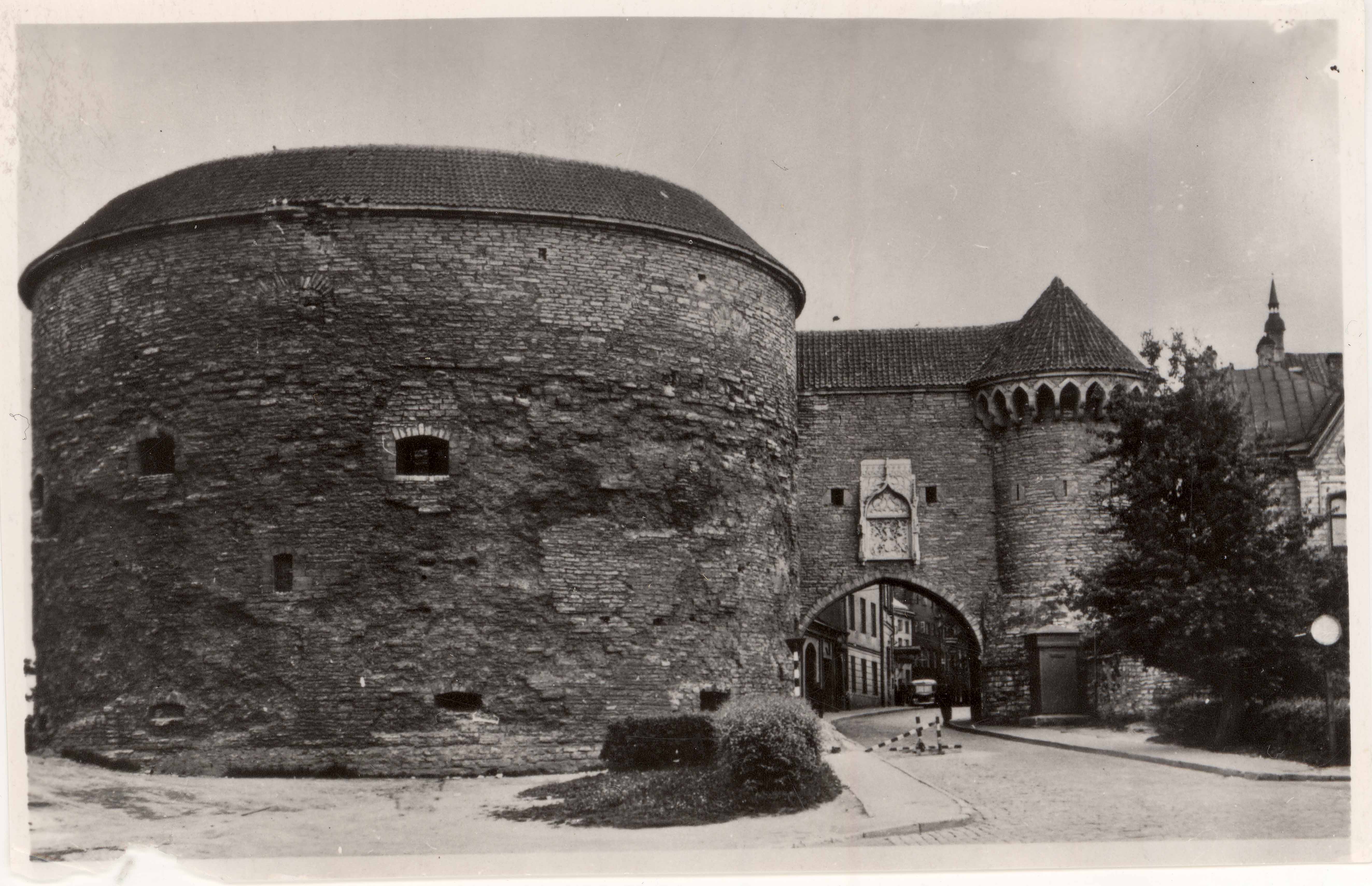 All-city. Garden tower "Paks Margareta" and the Great Beach Gate (1529) shortly after the war
