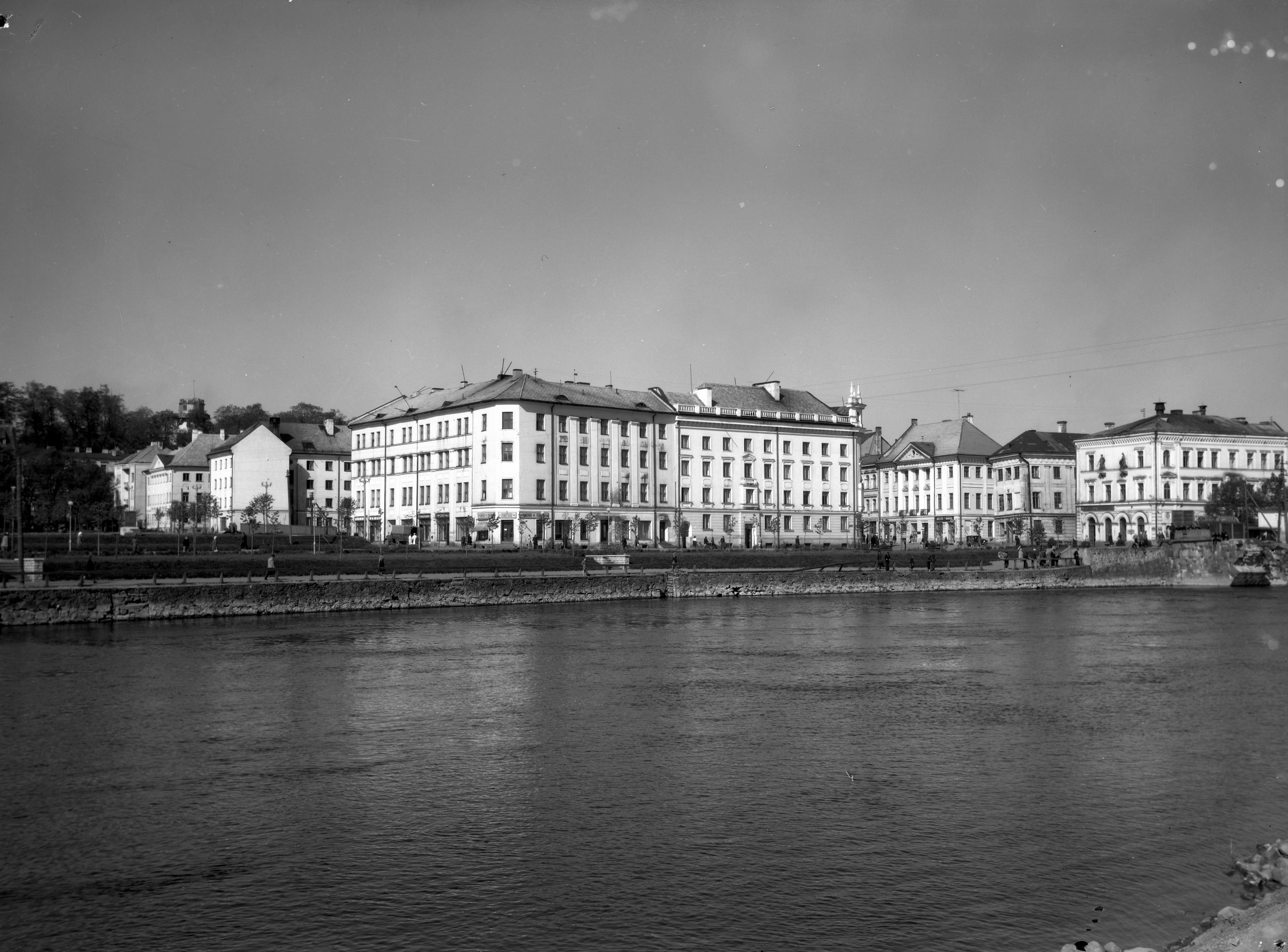 View of the buildings located at the corner of Vabaduse pst and Poe Street and at the beginning of Raekoja square in the direction of Emajõe W