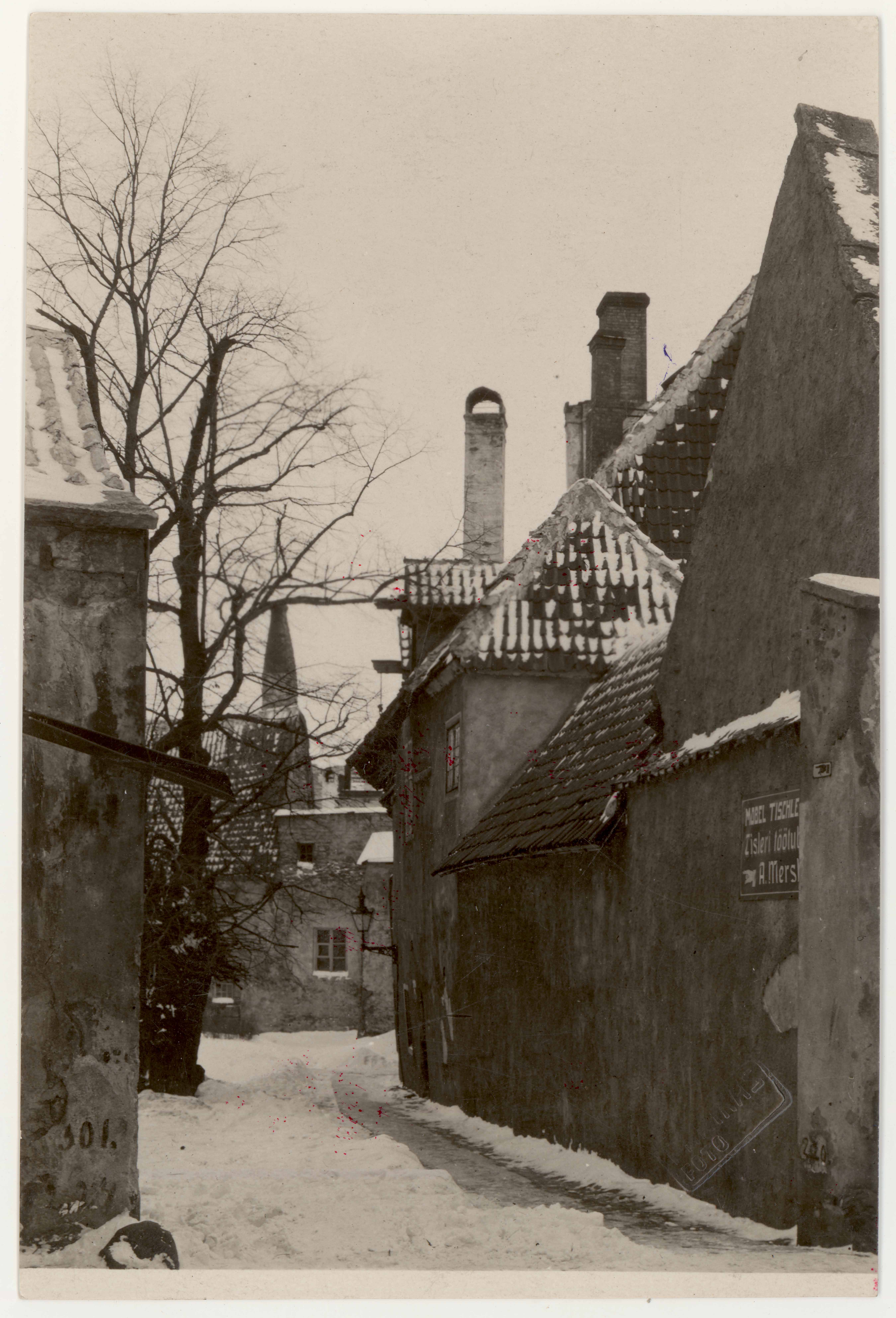 View from Rüütli Street to the courtyard of the Church of Niguliste