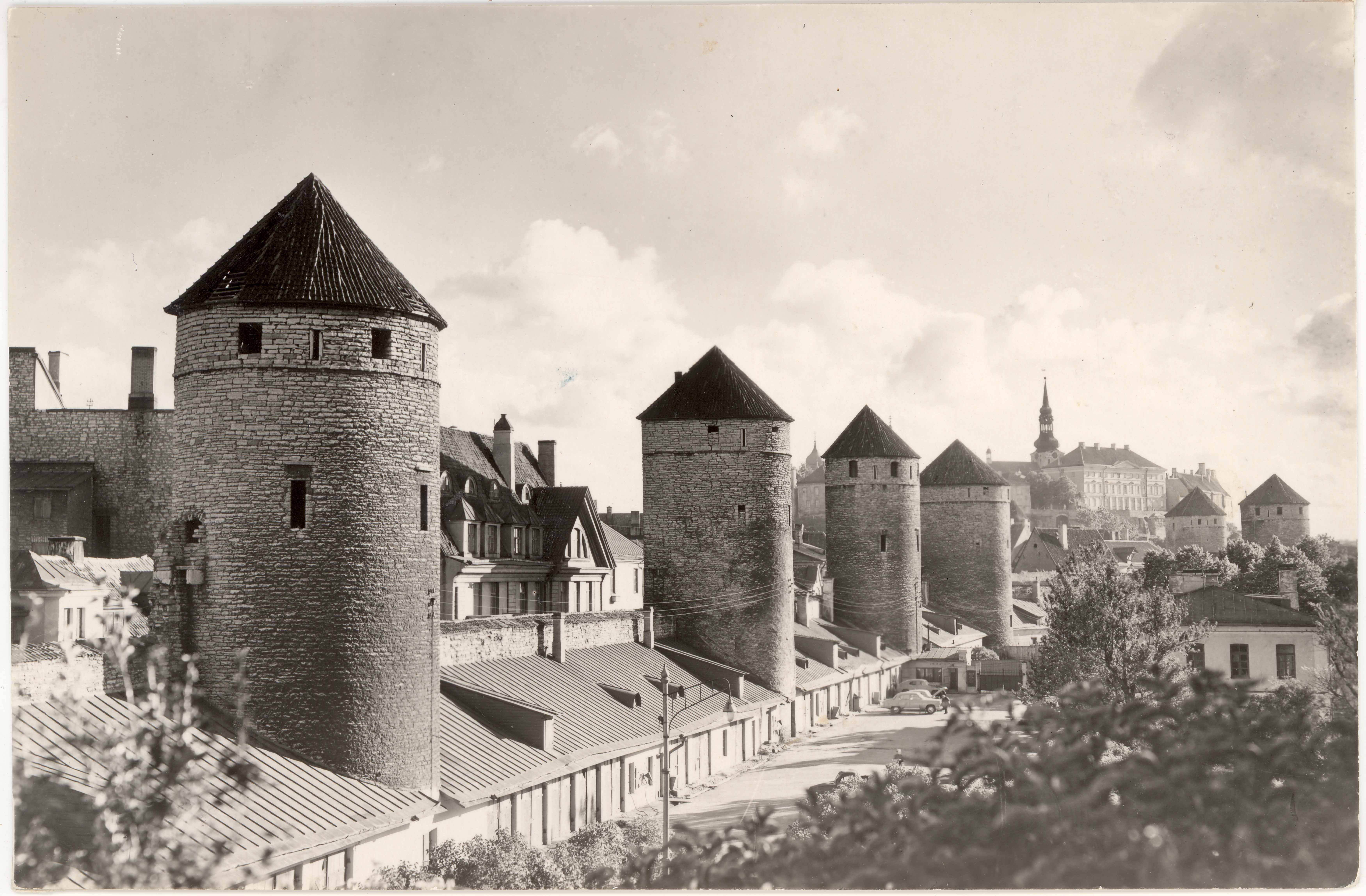 All-city. View of the n towers near the Laboratory Street. Left: Grusbekeke, Eppingi, Plate, Köismäe, Goldjala and Loewenschede tower. On the right side of the Stenbock house and Toomkirik Tower