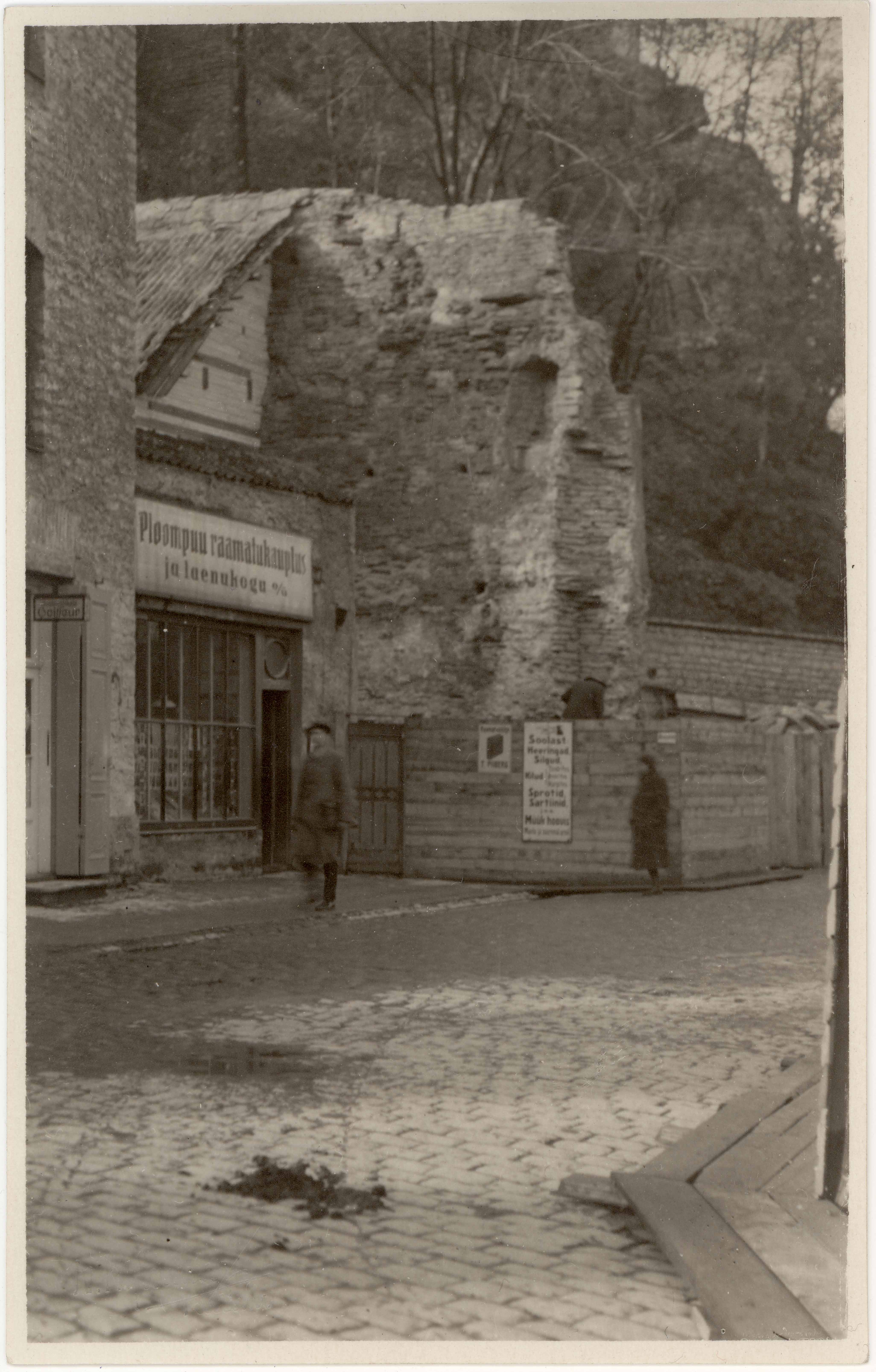 All-city. Dismantling the Nunnagate in the construction of the Ploomwood House in 1926