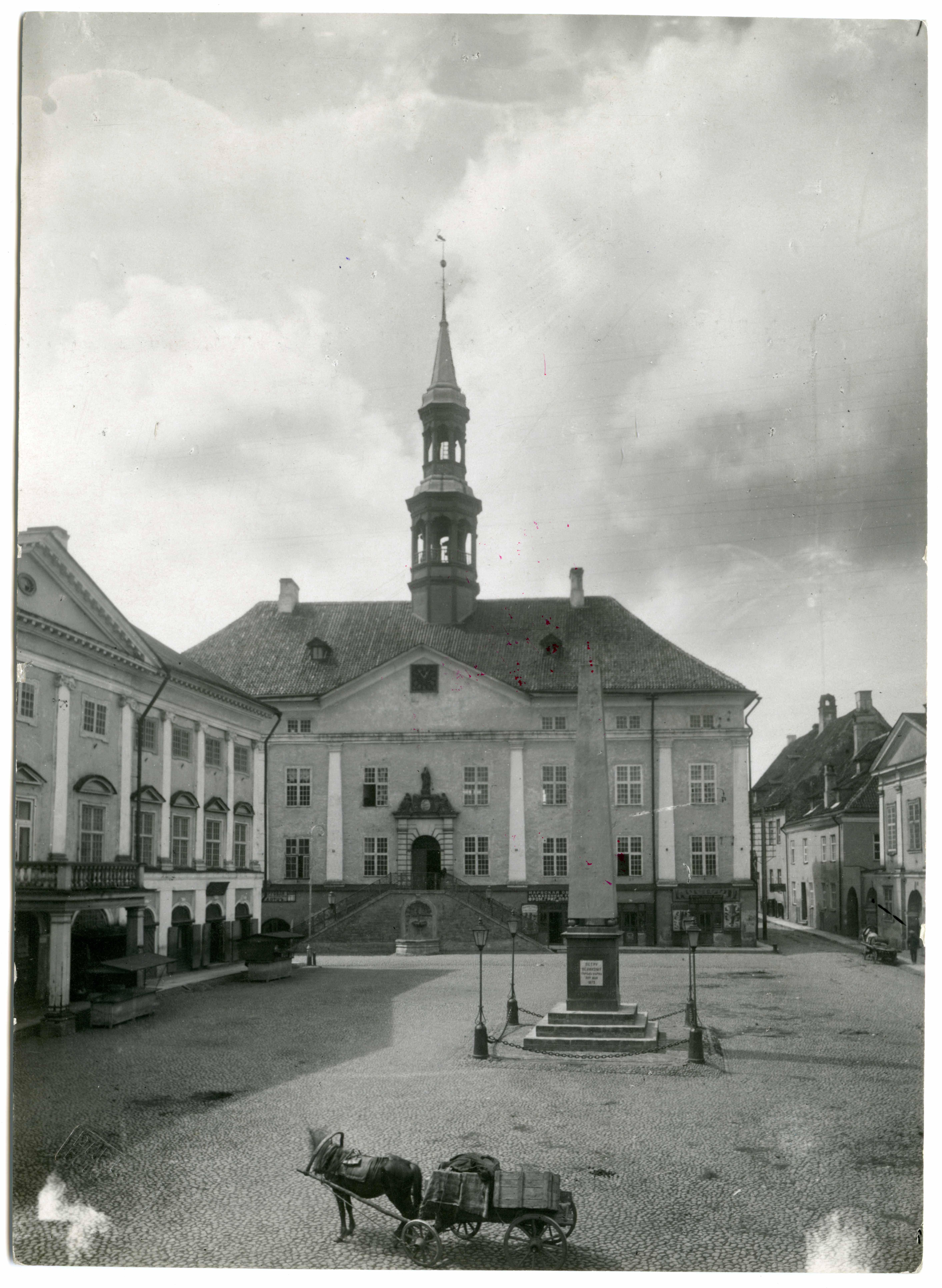 General view of Raekoja Square O. Raekoja Square and Stock Exchange Building at the beginning of the 20th century