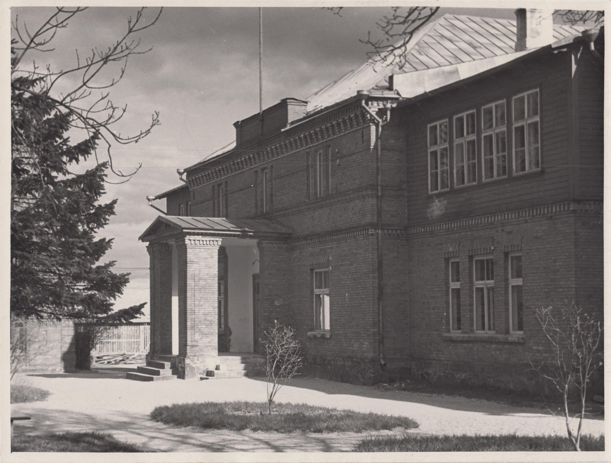 C. R. Jakobsoni algatusel ehitatud Viljandi Eesti Põllumeeste Seltsi maja. C. R. Jakobsoni nimeline Viljandi I Keskkooli hoone.