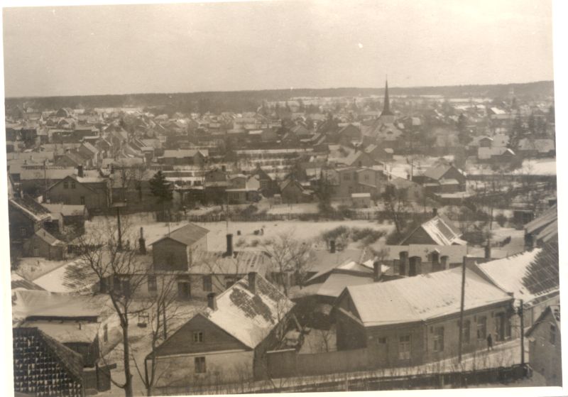 Foto. Haapsalu linnulennuvaade lõuna suunas Wiedemanni koolimaja tornist. Esiplaanil Kalda tänava majad. 1949.