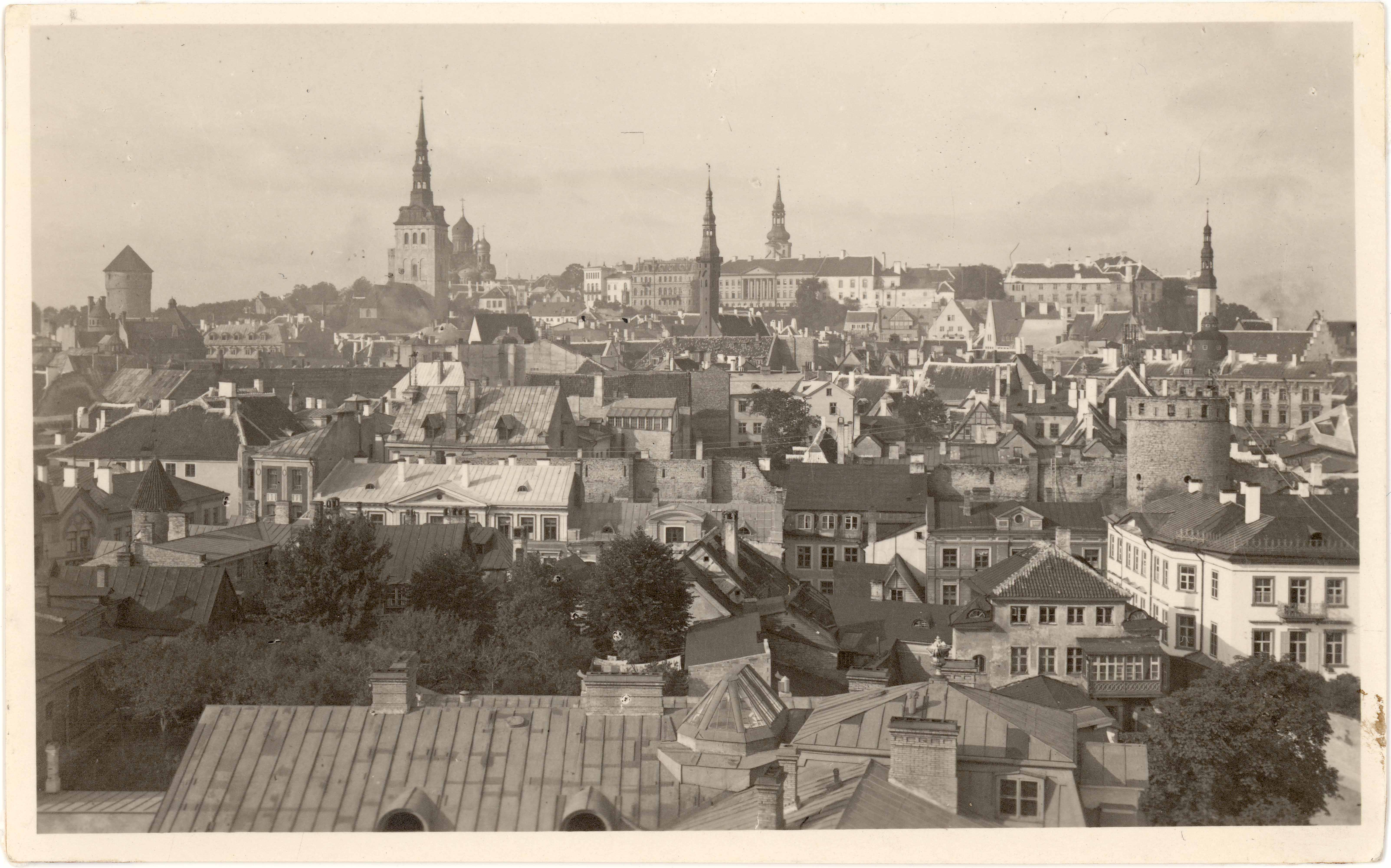 View of the Old Town and Toompea O from the Pritsumaja Tower. On the front of the New Street section from Viru gates to Helleman Tower. 1920-1930s