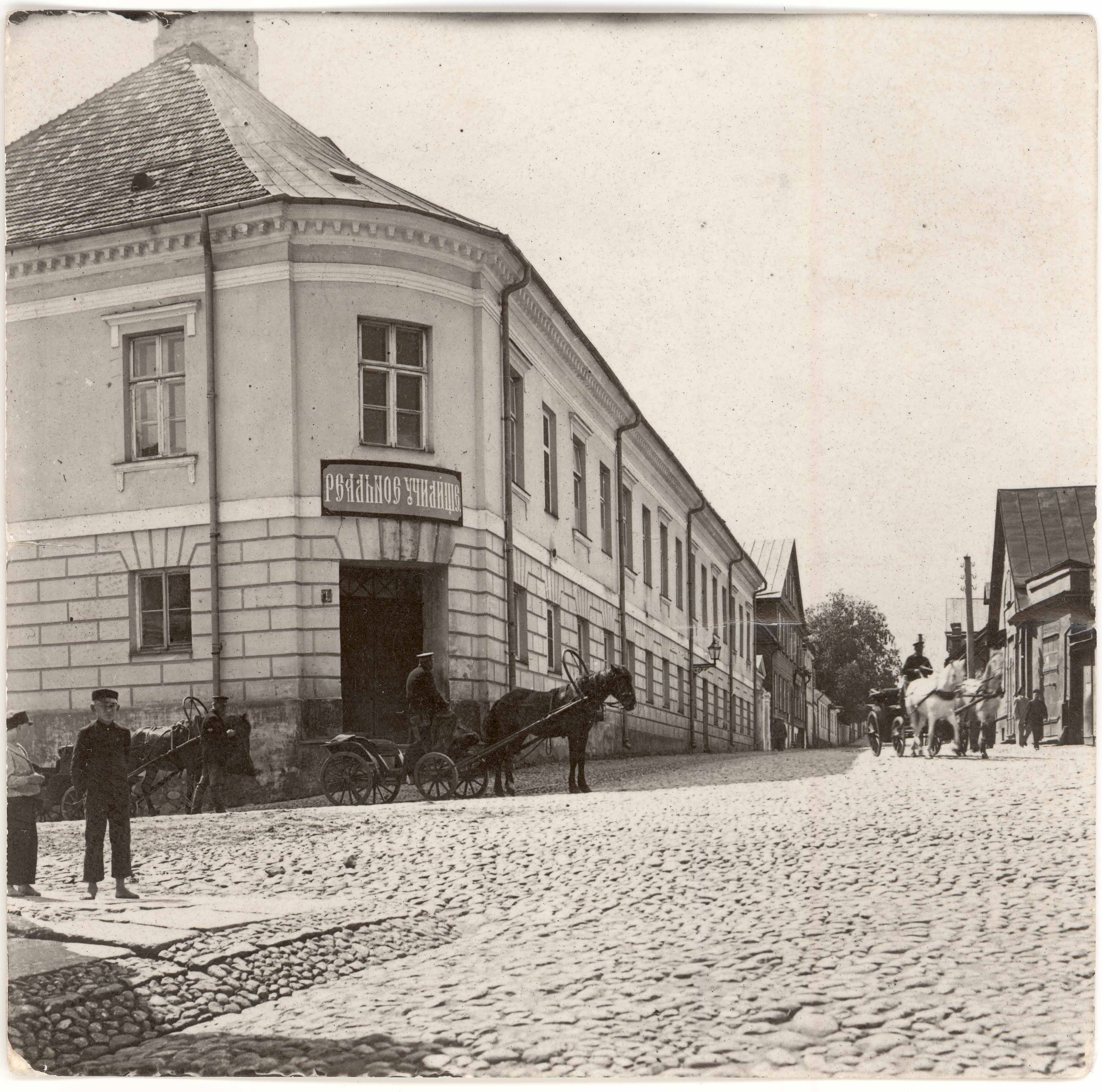 Real school (degraded) on the corner of Riga and Kalev Street. View of the beginning of Riga Mountain towards SW