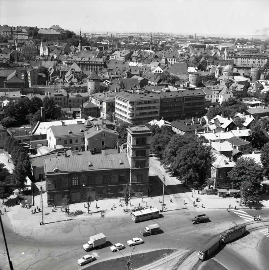 Tallinna vaated valmiva Viru Hotelli katuselt, vaade tuletõrjemajale ja vanalinnale