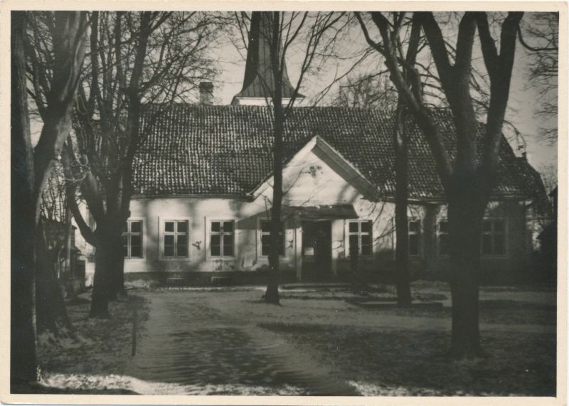 Foto. Lääne Maakondlik Muuseum. Vaade läbi pargi.  1948. detsember.