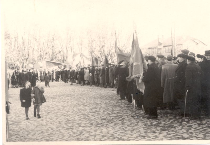 Foto. Oktoobrirevolutsiooni 31. aastapäeva tähistamine Haapsalus. Turuplatsil on töötajate kolonnid lippudega. 7.11.1948.