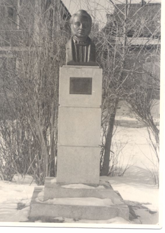 Foto. Dr. C. A. Hunniuse monument Suurel Promenaadil Haapsalus. Veeb 1949.