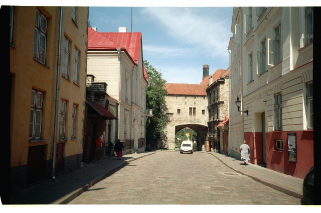 Pikk tänav Tallinna vanalinnas, vaade Suure Rannavärava eesväravale