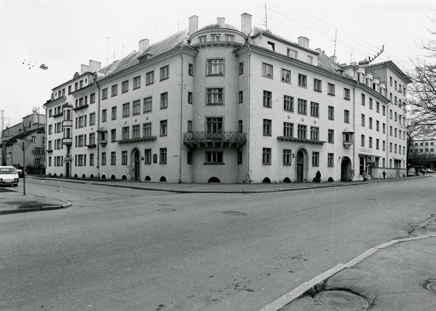 Elamukooperatiivi Tare korterelamu Tallinnas, 1 vaade hoonele, 1 vaade portaalile. Arhitekt Herbert Johanson