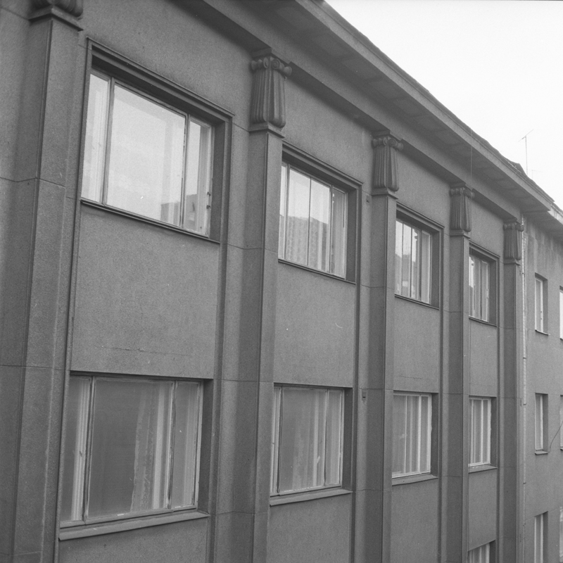 Kauplustega korterelamu Tallinnas Roosikrantsi 19, fassaadi detailid tõstukilt. Arhitekt Eugen Sacharias