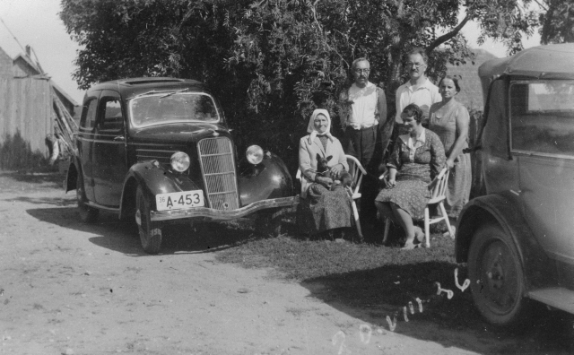 Pere Hans Saariku auto juures Maltsa talus