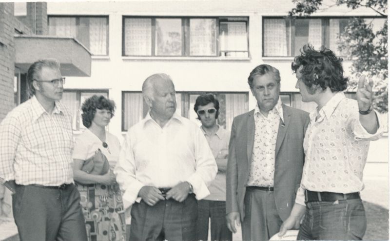 Foto. EKP KK sekretär Karl Vaino (keskel) tutvub sanatoorium "Laine" uute korpuste ehitusega. 1977. a. suvi.
Foto: Harles Pilter.