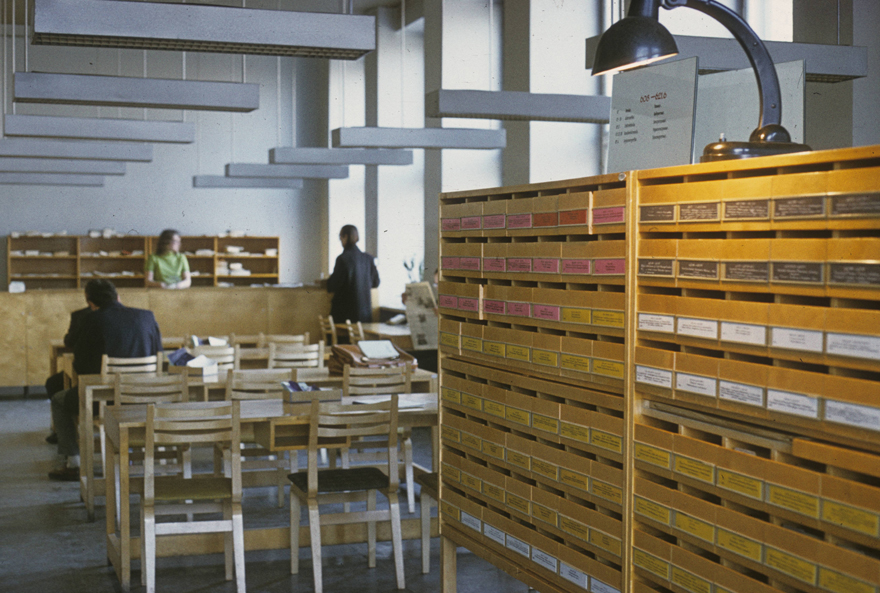 Teaduste Akadeemia raamatukogu, lugemissaal. Arhitektid Uno Tölpus, Paul Madalik, sisearhitekt Leila Pärtelpoeg