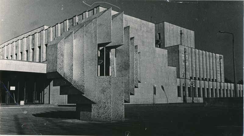 Foto. Haapsalu Rajooni Kultuurimaja, esikülje vaade. 1978.a.
Foto: Harles Pilter.