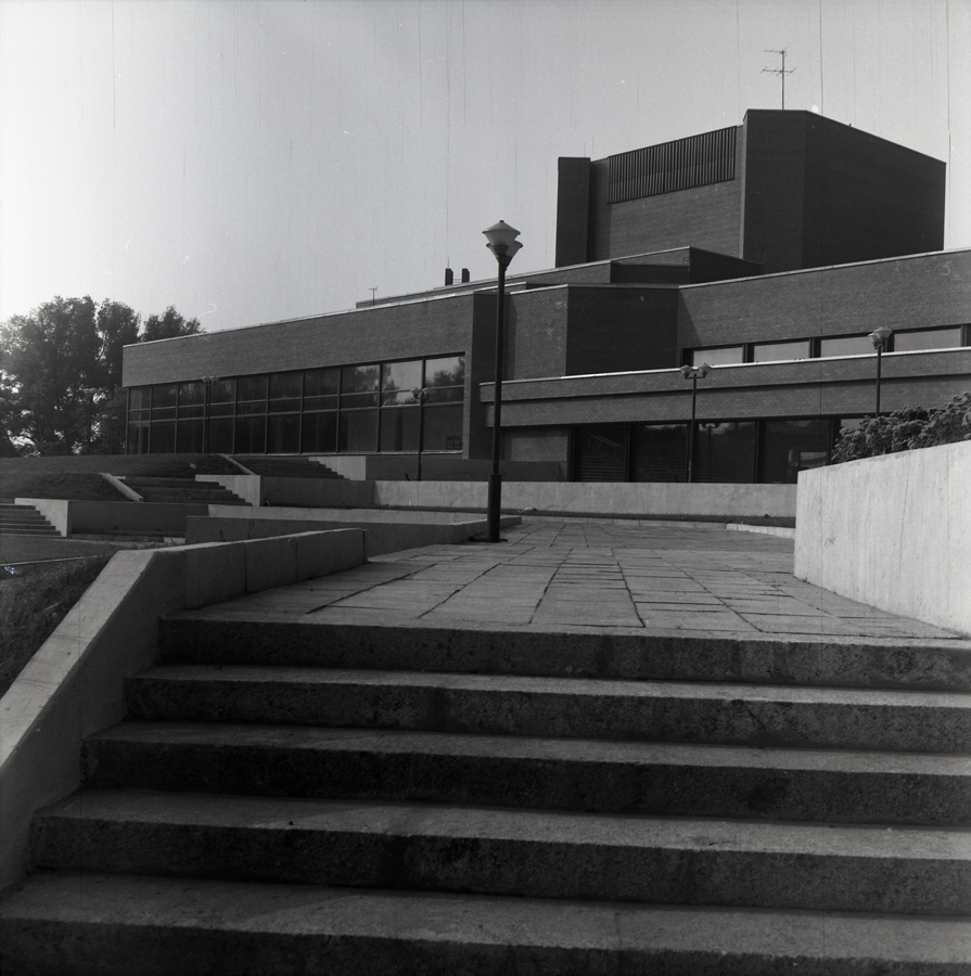 Teater Ugala Viljandis, eestvaade. Arhitektid Irina Raud, Inga Orav, Kalju Luts; sisearhitekt Mait Summatavet