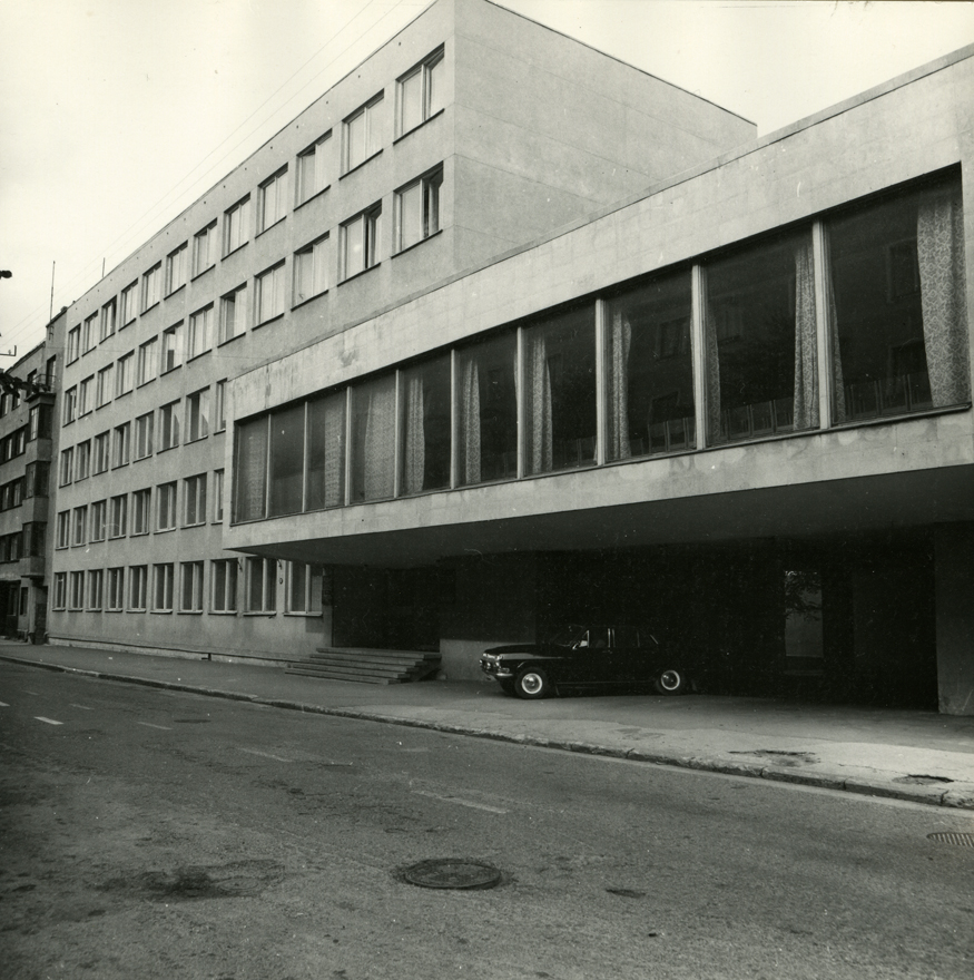 Administratiivhoone (EKP rajoonikomitee), hoone vaade. Arhitekt Heili Volberg