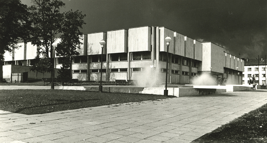 Tartu Ülikooli raamatukogu, vaade hoonele nurgalt. Arhitektid Kalju Valdre, Mart Kalling