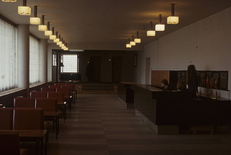 Hotell Kungla Tallinnas (lammutatud), vaade vestibüülile. Arhitektid Ilmar Puumets, Herbert Rüütlane