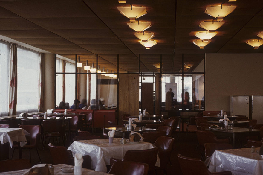 Hotell Kungla Tallinnas (lammutatud), vaade restoranile. Arhitektid Ilmar Puumets, Herbert Rüütlane; ühiskondlikud interjöörid ARS (Maia Laul jt)