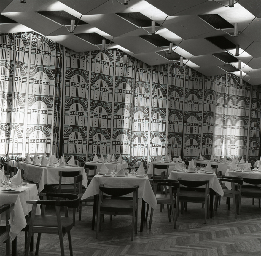 Restoran Gloria Tallinnas, restoranisaal. Kavandanud Väino Tamm, Leila Pärtelpoeg, Allan Murdmaa
