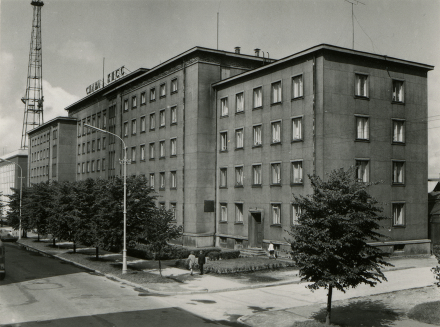Haldushoone Tallinnas (Sotsiaalministeerium), vaade, taustal raadiomast. Arhitektid Peeter Tarvas, Heiki Karro