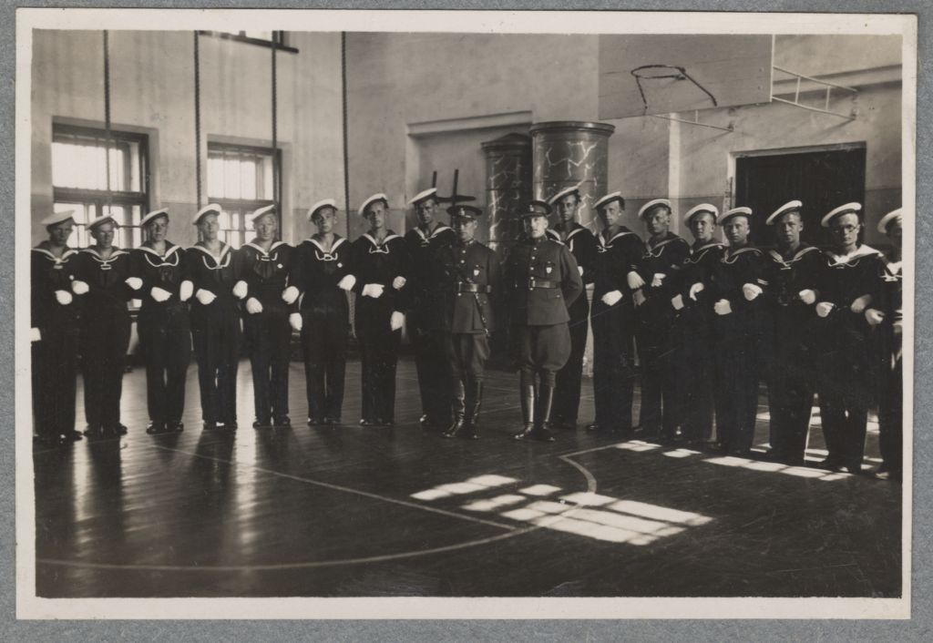 Tondi sõjakooli lõpetanud mereväe aspirandid ühes kooli õppejõududega, 6.05.1934.